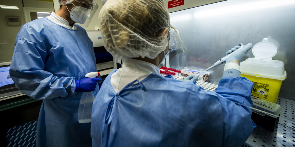 ASV izlūkdienesti joprojām pēta, vai pandēmiju izraisījis negadījums laboratorijā