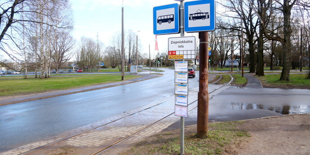 Meitene Ziepniekkaln Tramvaja Pietur Knapi Izb g No Brauco a Auto meitene-ziepniekkaln-tramvaja-pietur-knapi-izb-g-no-brauco-a-auto
