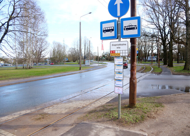 Meitene Ziepniekkalnā tramvaja pieturā knapi izbēg no braucoša auto; beigās pusaudzi atzīst par vainīgu
