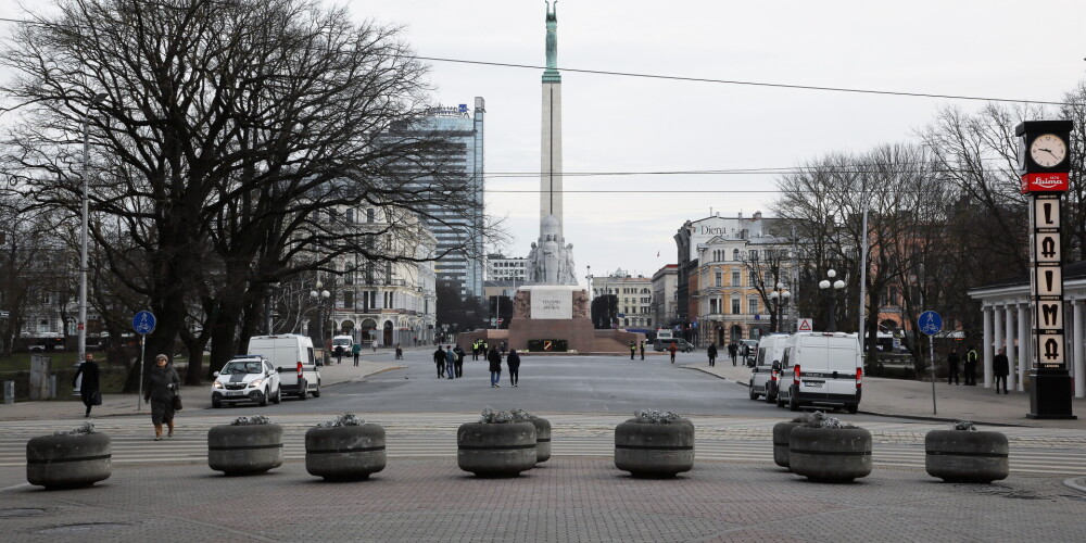 Лег перед полицейской машиной: задержанным за пикет у памятника Свободы грозит штраф до 2000 евро