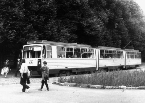 1990. gadā no pilsētas mikrorajoniem uz Rīgas centru varēja aizbraukt arī ar tikko jauno Rīgas Vagonu rūpnīcā uzbūvēto vairākposmu tramvaju “TR-1”.