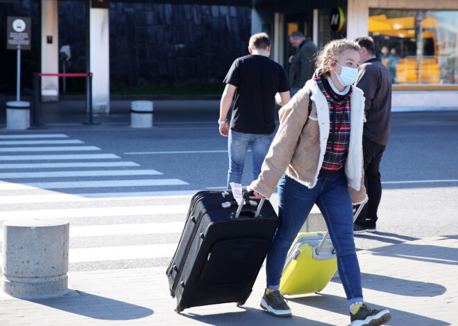 Līdz ar lidojumu atsākšanu "airBaltic" pasažieriem nodrošinās sejas maskas un dezinfekcijas salvetes