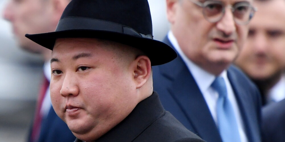Pazudis jau trīs nedēļas: Ziemeļkorejas mediji ziņo, ka Kims Čenuns parādījies atklātībā