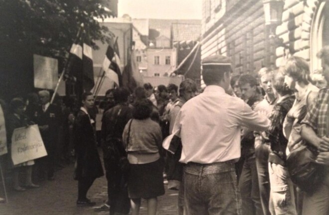 1990. gada 4. maijs. Latvijas PSR Augstākā Padome pieņēma "Deklarāciju par Latvijas Republikas neatkarības atjaunošanu", atjaunojot Latvijas Republikas Satversmes darbību (par — 138, pret — nav, atturas — 1). Visā Latvijas teritorijā tiek atjaunota 1922. gada 15. februārī pieņemtās Latvijas Republikas Satversmes darbība. Latvijas valsts oficiālais nosaukums ir Latvijas Republika. Latvijas Republikas valsts varas de facto atjaunošanai nosaka pārejas periodu, kurš beidzās ar Latvijas Saeimas sasaukšanu. Pārejas periodā augstāko valsts varu Latvijā realizē Augstākā Padome. Pēc tam notika LTF rīkota manifestācija Daugavmalā.