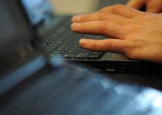 Jau ziņots, ka pērn ar rupjiem zvaniem žurnālistiem un viņu tuviniekiem, kā arī ierakstiem sociālajos medijos kāds vīrietis ilgstoši vērsās pret pētnieciskās žurnālistikas centra "Re:Baltica" redakciju, līdz kādu dienu vajātājs ar sēru vainagu un nenoskaidrotu šķidrumu ieradies redakcijā. 