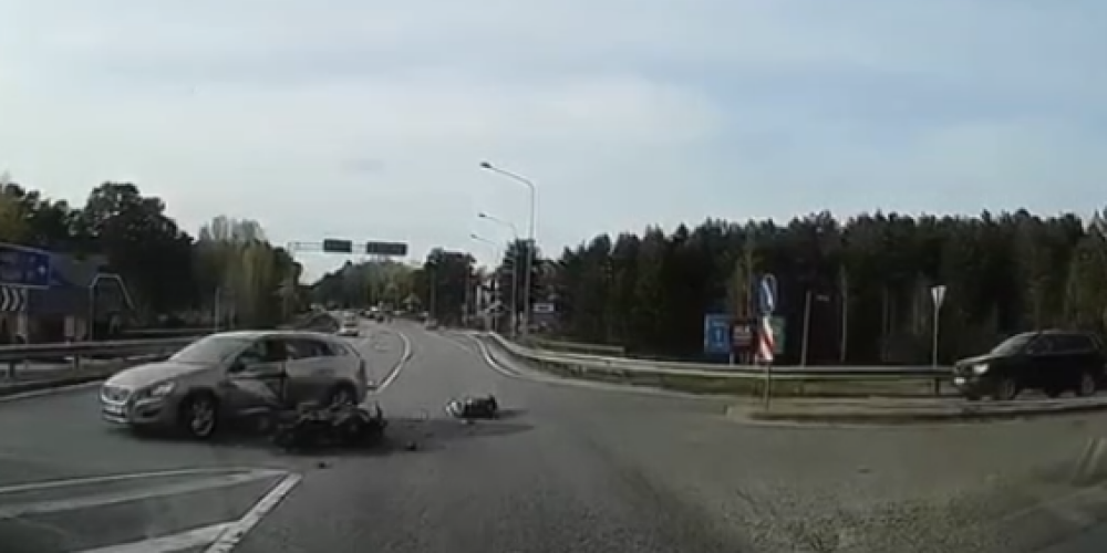VIDEO: motociklists ietriecas "Volvo"