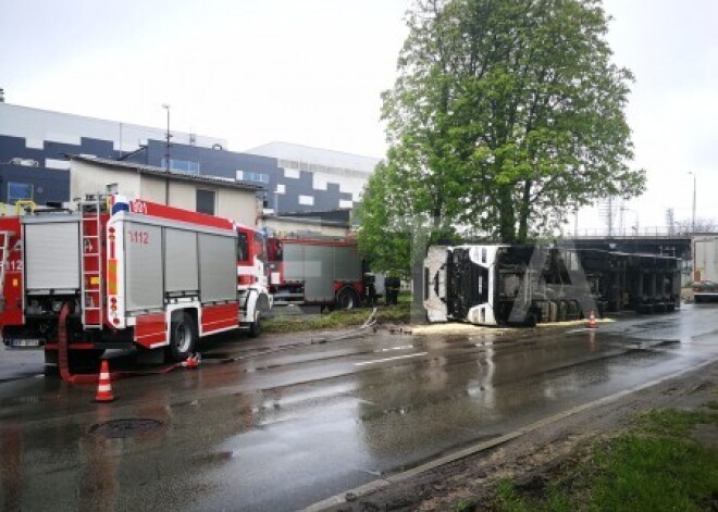 Pie Deglava tilta apgāzusies kravas automašīna ar šķeldu, nopludinot arī eļļu