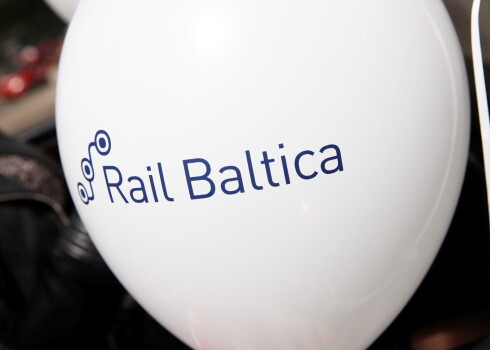 "Rail Baltica" projekts paredz uzbūvēt Eiropas standarta sliežu platuma dzelzceļa līniju no Tallinas līdz Lietuvas un Polijas robežai, lai tālāk ar dzelzceļu Baltijas valstis būtu iespējams savienot ar citām Eiropas valstīm.