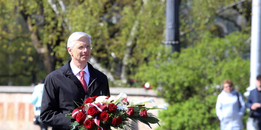 Premjers, prezidents un citas amatpersonas 4. maijā īpašos apstākļos noliek ziedus pie izrotātā Brīvības pieminekļa