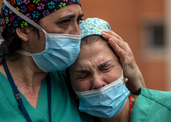 Ārsts izplūda asarās, sievai stāstot, cik ļoti ir satriekts par mirstošiem pacientiem