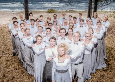 Saulkrastu koris "Anima" un dziedošie latvieši pasaulē sveic Latviju