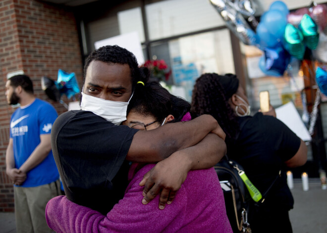 Ģimene ASV nogalina apsargu, kurš atteicās ielaist veikalā meiteni bez sejas maskas