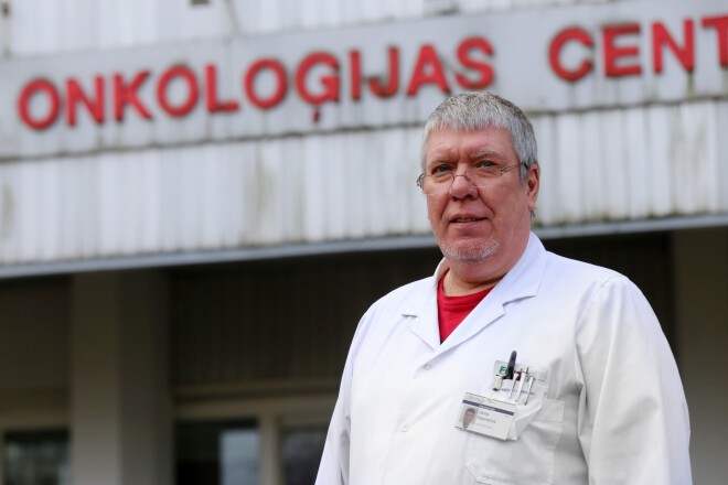 "Nevajadzētu ļauties panikai, pirms noteikta diagnoze. Turklāt mūsdienās vēzis ir veiksmīgi ārstējams," saka dakteris Jānis Kāpostiņš.