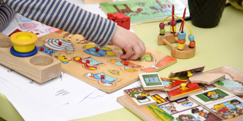 Izglītības komisija: pašvaldībām visos bērnudārzos jānodrošina iespēja bērniem mācīties latviešu valodā