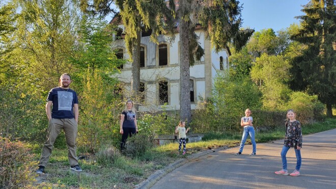 Pašlaik francūžiem jāaprod ar stingriem ierobežojiem – no savas mājas nedrīkst aiziet tālāk par diviem kilometriem.