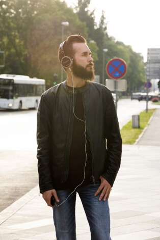 Viņš uztur attiecības ar maniem vecākiem un māsu, bet mani jau divus gadus pilnībā ignorē. Vai kādam ir padoms, kā rīkoties šādā situācijā?