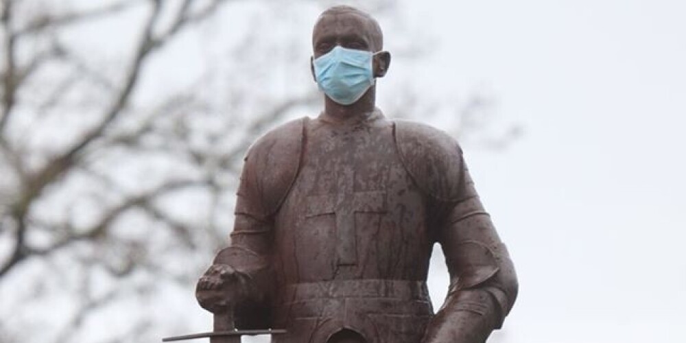 Koronavīruss Kurzemē: Aizputes bruņinieks slēpjas aiz maskas, uz Nīcas suņiem ierobežojumi neattiecas