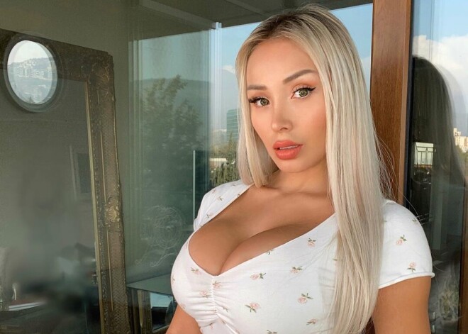 Модель Playboy нашла способ, как заставить поклонников сидеть в самоизоляции