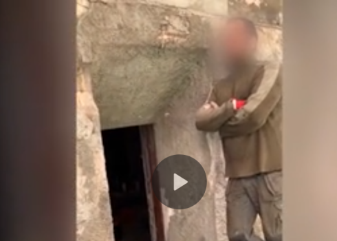VIDEO: ar apšaubāmiem lifta izbūves darbiem demolē valsts kultūras pieminekli, apdraudot iedzīvotāju drošību