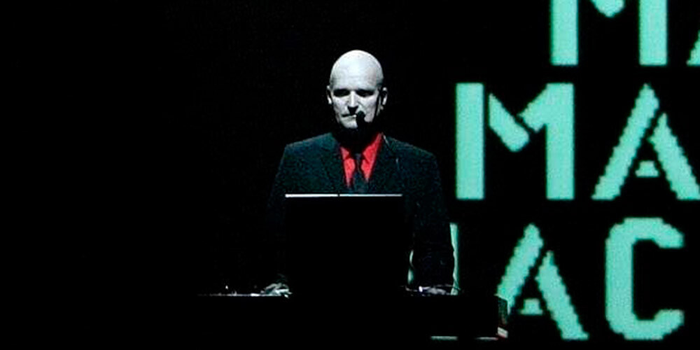 Grupas biedrs atklāja, ka Šneiders-Eslēbens sirdzis ar vēzi.