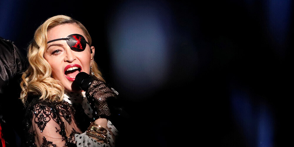 "Tobrīd mēs visi domājām, ka tā ir smaga gripa," Madonna apgalvo, ka slimojusi ar Covid-19