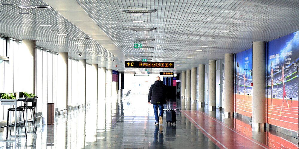 Аэропорт "Рига" за четыре месяца обслужил на 39,6% меньше пассажиров