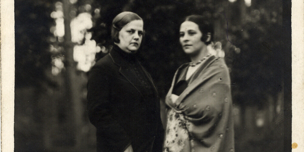 Austra Ozoliņa-Krauze un Aleksandra Beļcova. 20. gadsimta 20. gadu sākums. 