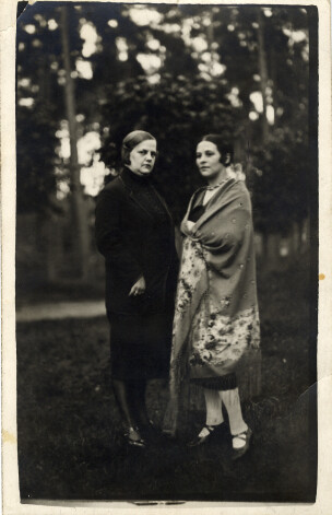 Austra Ozoliņa-Krauze un Aleksandra Beļcova. 20. gadsimta 20. gadu sākums.
