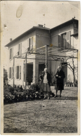 Austra Ozoliņa-Krauze un Aleksandra Beļcova Vansā pie mājas, kur dzīvoja. 1929.–1930.
