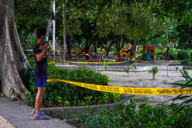 Bali ieviesti arī ierobežojumi, piemēram, slēgti parki.