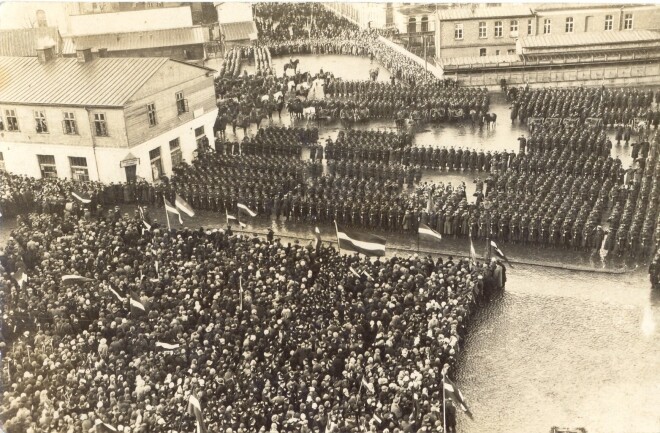 Latvijas armijas Liepājas garnizona karavīri ierindā parādes laikā. Liepāja, 1923. gada 18. novembris.