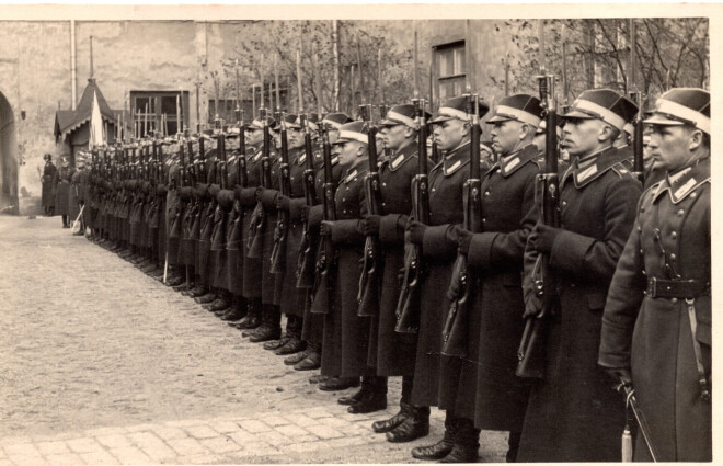 Armijas štāba rotas ierinda, sagaidot Turcijas sūtni Rīgas pils pagalmā, 1935. gada 14. novembris.