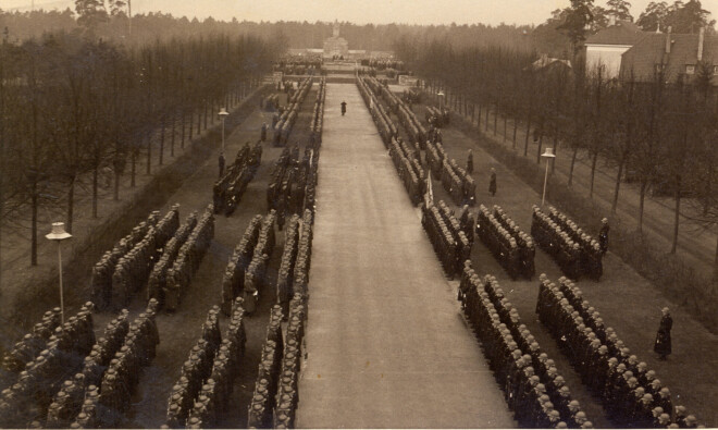 Rīgas garnizona karaspēka daļas Brāļu kapu atklāšanas svinīgajā pasākumā. Rīga, 1936. gada 11. novembris.