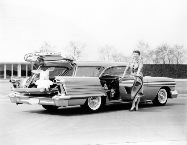 Pegijas Zaueres Oldsmobile Fiesta Carousel, veidots īpaši 1958. gada izstādei Feminine Auto Show.