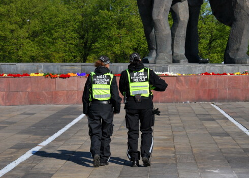 Policijas darbinieki pie pieminekļa "Padomju Latvijas un Rīgas atbrīvotājiem no nacistiskajiem iebrucējiem" Uzvaras parkā 2019. gadā.