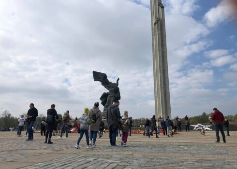 Citos gados ierastos pūļus Uzvaras parkā nemana, tomēr cilvēku netrūkst.