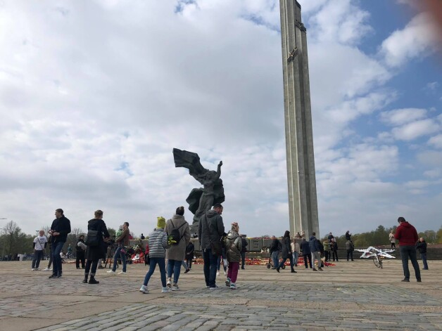 Citos gados ierastos pūļus Uzvaras parkā nemana, tomēr cilvēku netrūkst.