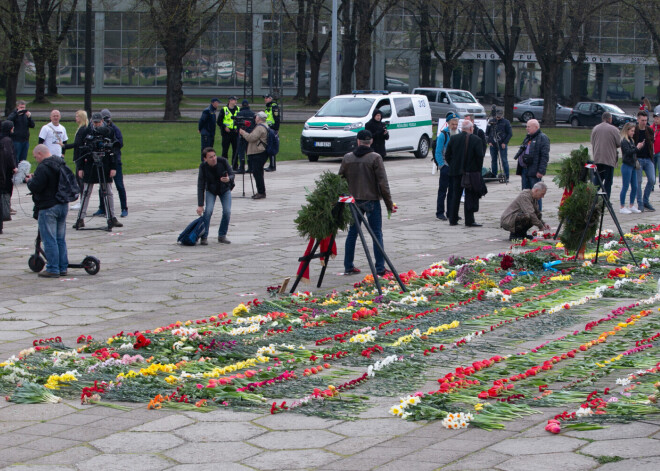 Par 9.maija svinētāju pārkāpumiem Uzvaras parkā sāktas 15 administratīvās lietvedības