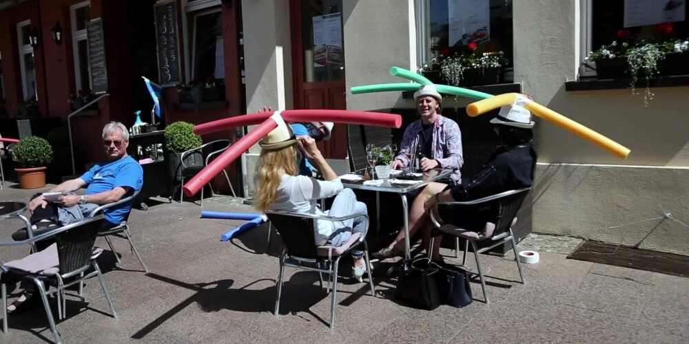 Видео: ресторан в Германии раздал посетителям забавные шляпы для соблюдения дистанции