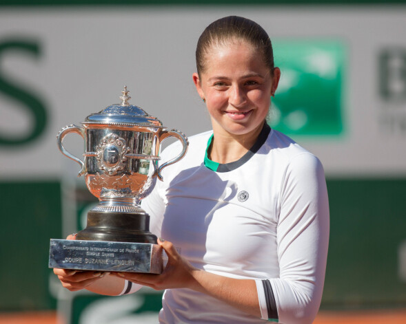 Aļona Ostapenko ar izcīnīto "Roland Garros" kausu.