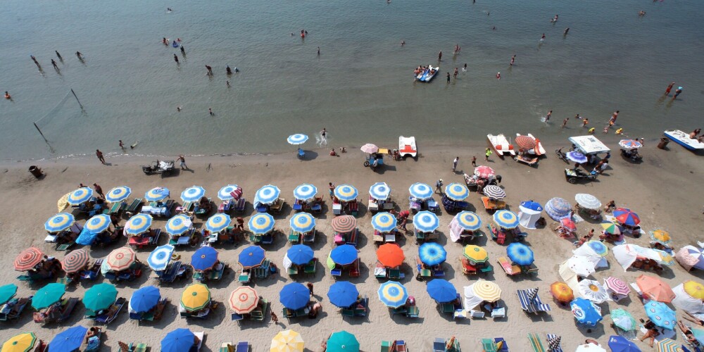 Vai šovasar vietu pludmalē būs jārezervē? Spānijā tas kļūst par realitāti