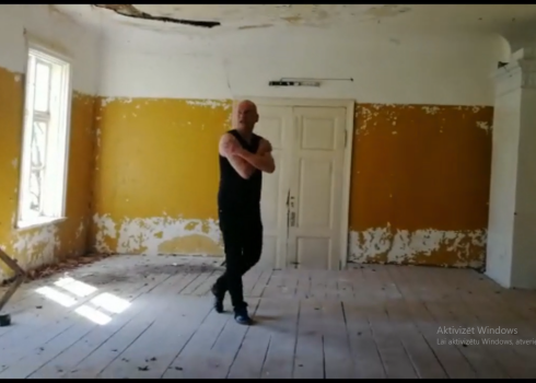 Guntis Arājs uz Jāmaiķu muižas skatuves Garsēna lomā Žana Pola Sartra lugā “Aiz slēgtām durvīm”.