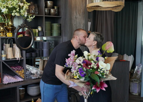 FOTO: pandēmija nav šķērslis - Vecrīgā ar glāžu skandināšanu atklāj jaunu ziedu salonu