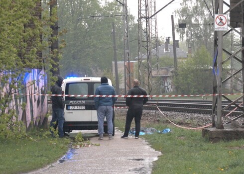 Подробности трагедии в Засулауксе: молодую женщину разрезало поездом; возможно, это было самоубийство