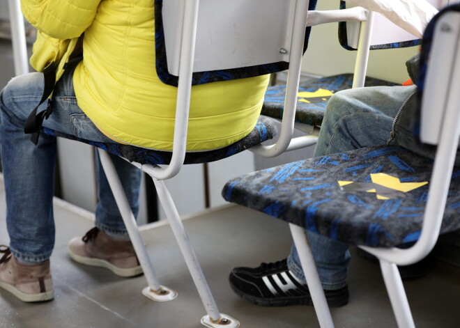 Rīgas dome gatavojas daļai pasažieru atgriezt sabiedriskā transporta braukšanas maksas atlaides