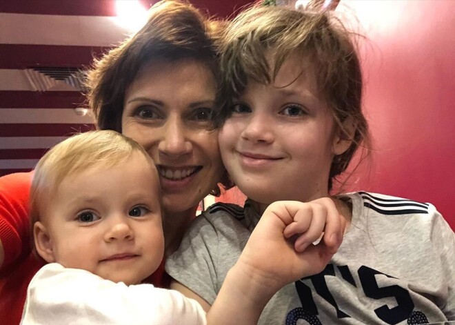 Ест землю, писает на подушку, бьет тарелки: ведущая "Доброго утра" Светлана Зейналова пожаловалась на характер 2-летней дочери