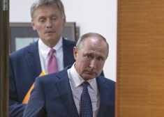 Президент России Владимир Путин и его пресс-секретарь Дмитрий Песков