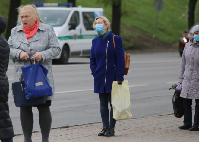 Фоторепортаж: лицо в общественном транспорте Риги прикрывает меньше половины пассажиров