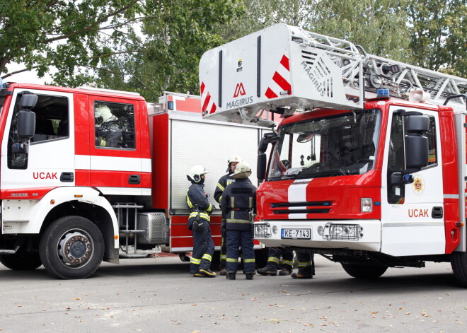 Degošu durvju dēļ no daudzstāvu mājas Rīgā evakuēti deviņi cilvēki