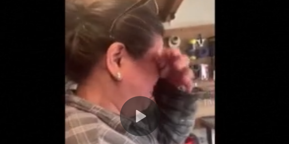 VIDEO: sieviete izplūst asarās, saņemot no bērniem sveicienu Mātes dienā